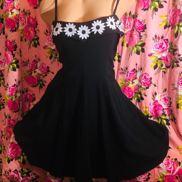Betsey Johnson Dresses & Skirts - Betsey Johnson pocket daisy black white dress cute